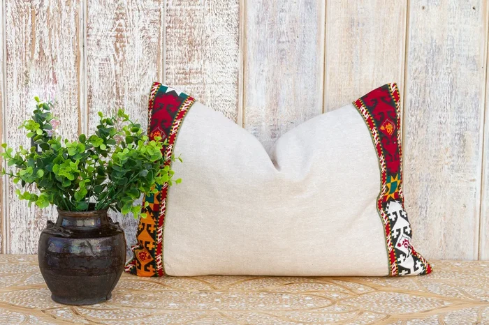 Ezhil Linen Tribal Border Pillow