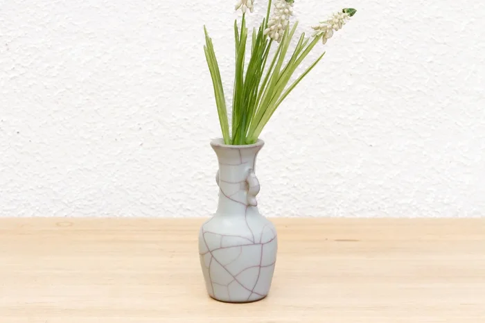 Refined Antique Crackle Pattern Ge-Type Vase (Trade)